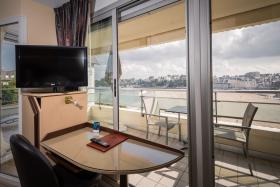 chambre 14 -bureau sur mer de l'hotel Crystal à Dinard avec accès direct à la plage et vue panoramique mer