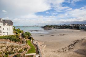 Vue mer de l'appartement de l'hotel Crystal à Dinard avec accès direct à la plage et vue panoramique mer pour vos vacances ou séjours d'affaires