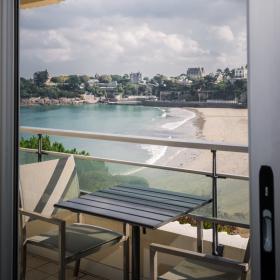 Hôtel Le Crystal à Dinard, l'hôtel idéal pour votre séjour : vue mer et accès direct plage. réserver votre chambre, ou votre appartement.