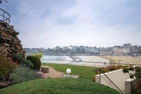 Hôtel Le Crystal à Dinard, l'hôtel idéal pour votre séjour : vue mer et accès direct plage. réserver votre chambre, ou votre appartement.