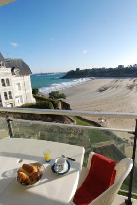 Terrasse vue mer de l'Hôtel Crystal à Dinard, l'hôtel idéal pour votre séjour : vue mer et accès direct plage. réserver votre chambre, ou votre appartement.