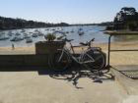 ballade à vélo au départ de l'Hôtel Le Crystal à Dinard, l'hôtel idéal pour votre séjour : vue mer et accès direct plage. réserver votre chambre, ou votre appartement.